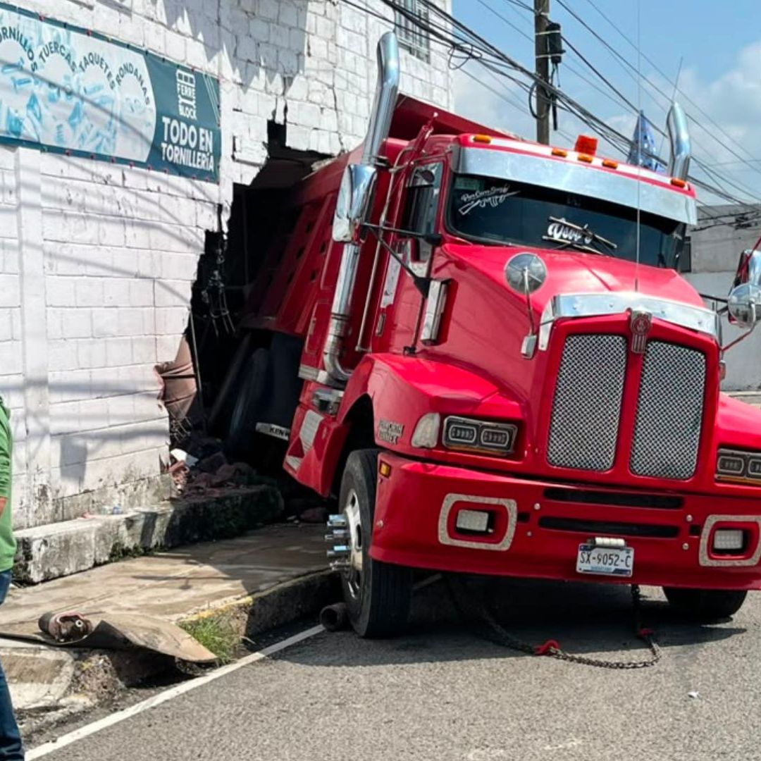 Choque de Torton Contra Bodega Deja Daños Materiales en SJR